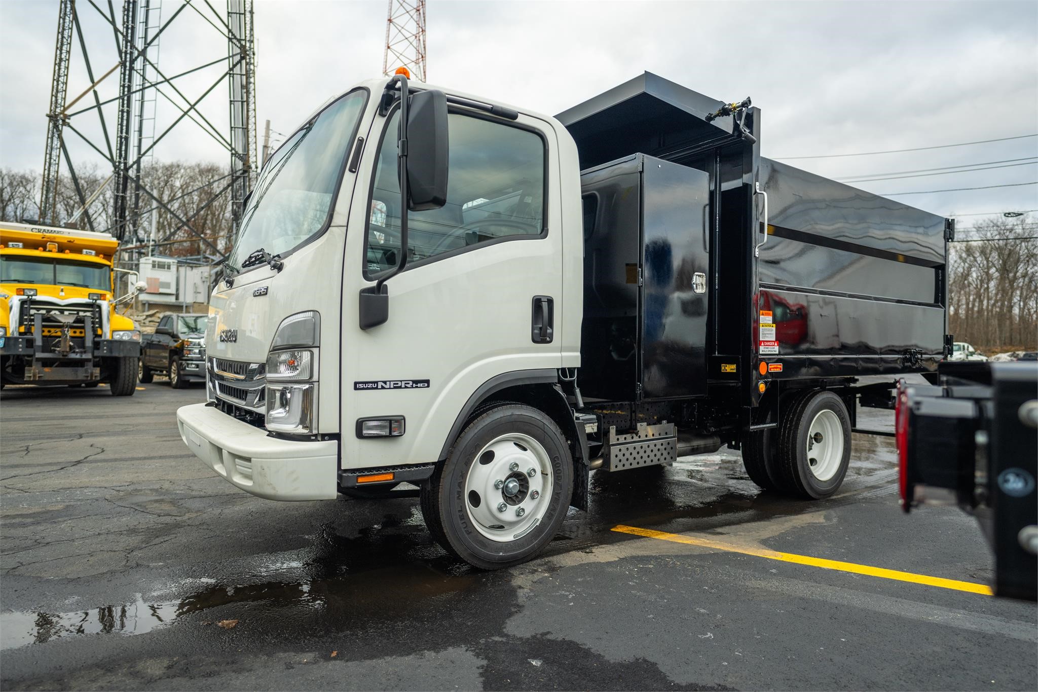 2024 ISUZU NPR HD - image 2 of 6