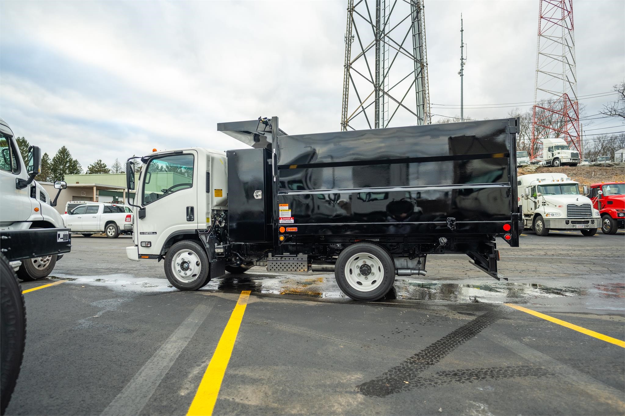 2024 ISUZU NPR HD - image 3 of 6