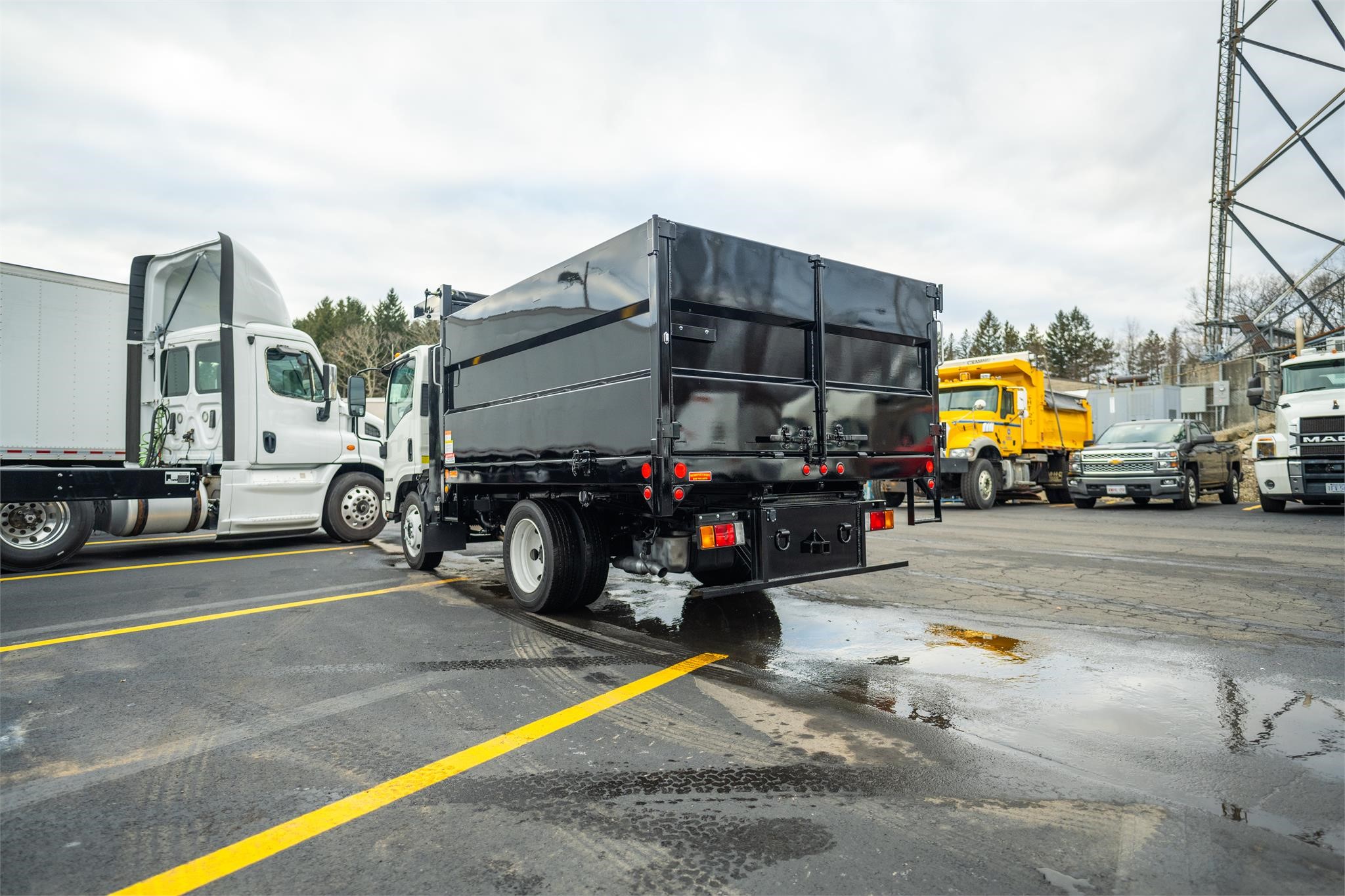 2024 ISUZU NPR HD - image 4 of 6