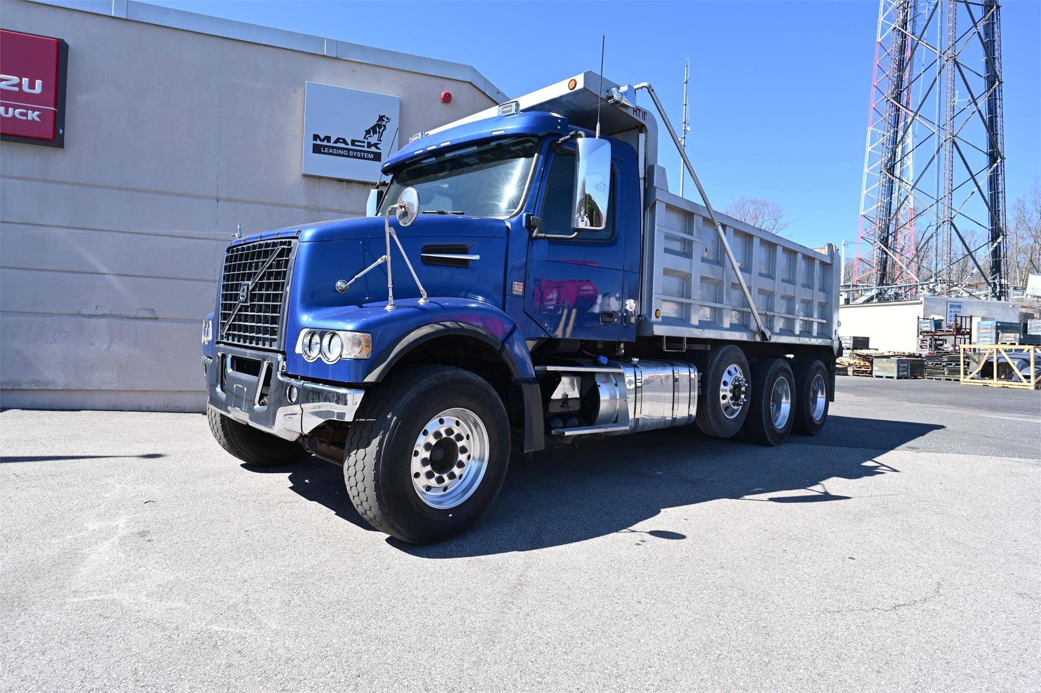 2016 VOLVO VHD84F200 - Ballard Truck Centers