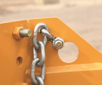 Trail King TK14U img_2100-bolt-on-safety-chain-detail-shot Trail King TK14U img_2100-bolt-on-safety-chain-detail-shot