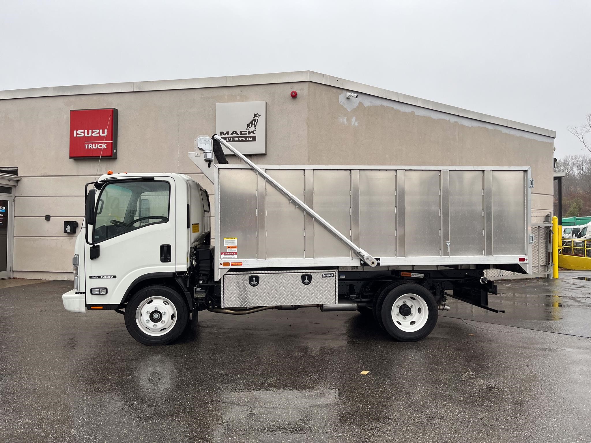 2024 ISUZU NQR - image 4 of 6
