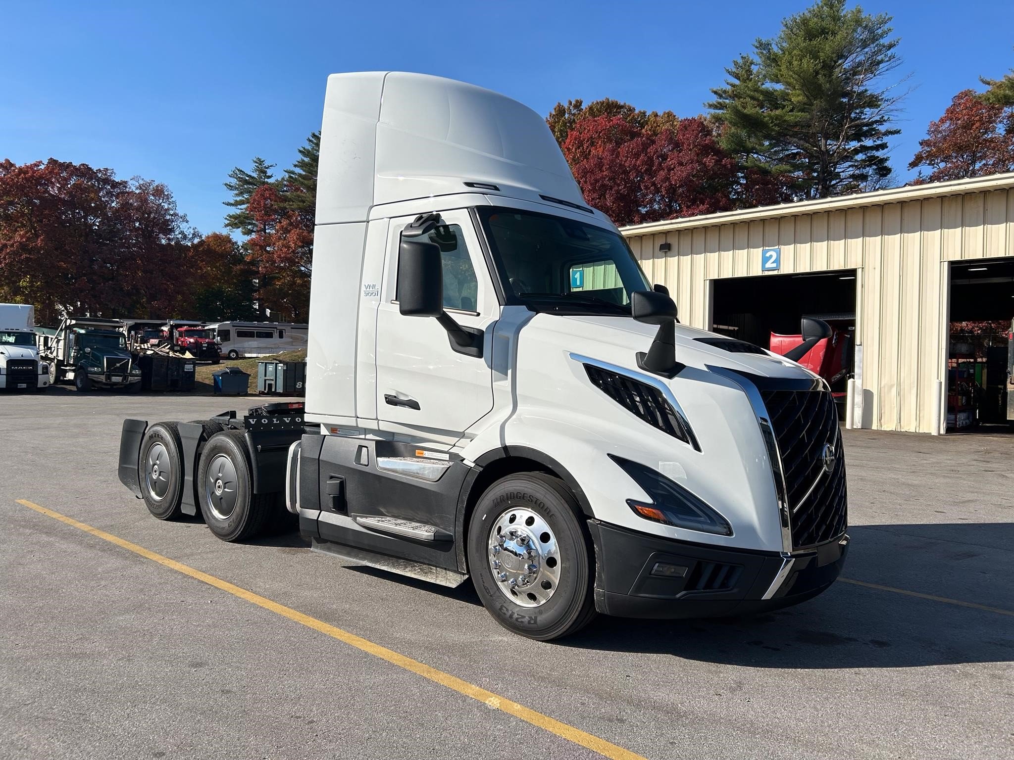2024 VOLVO VNL64T300 - image 3 of 6