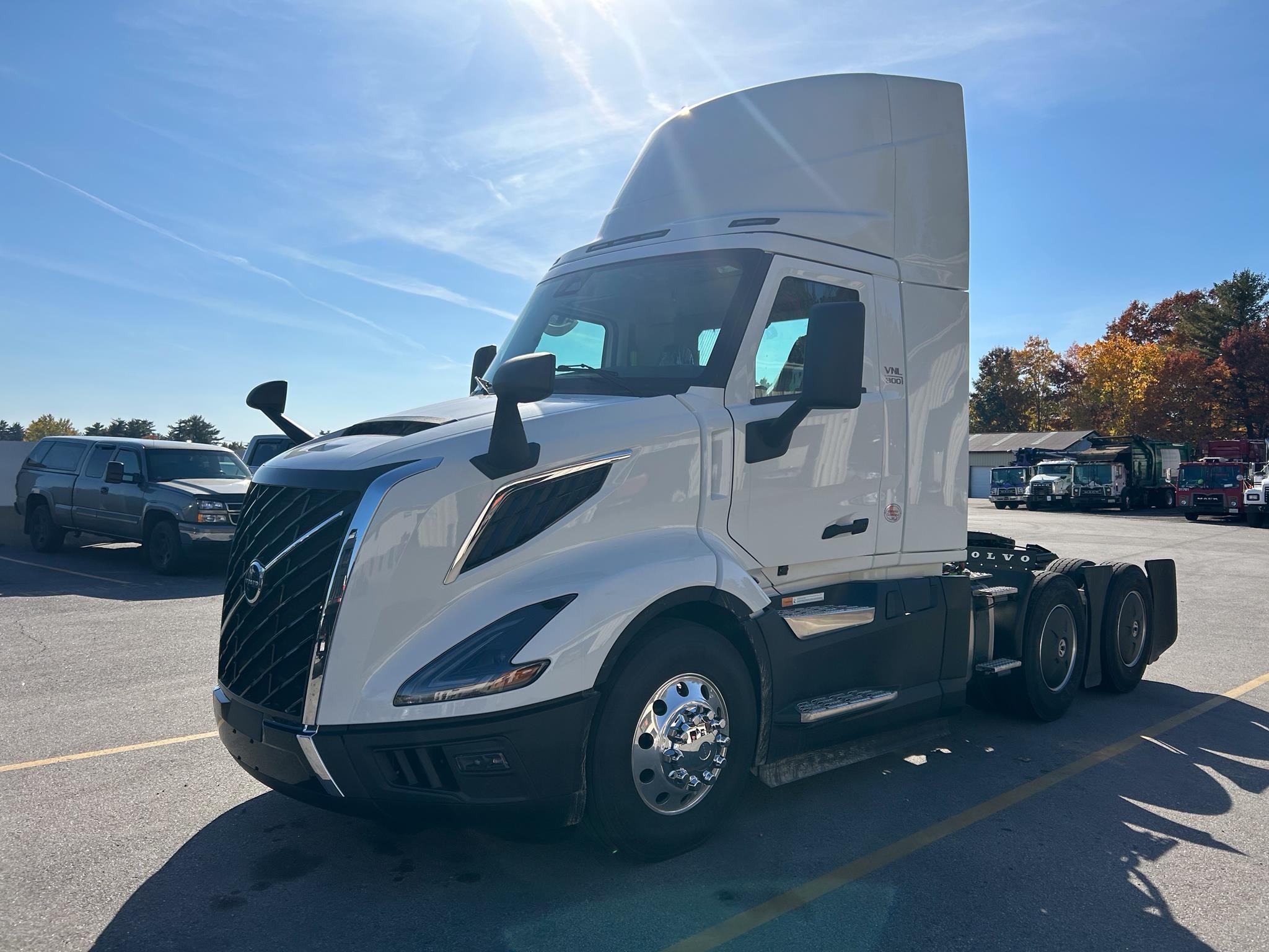 2024 VOLVO VNL64T300 - image 1 of 6