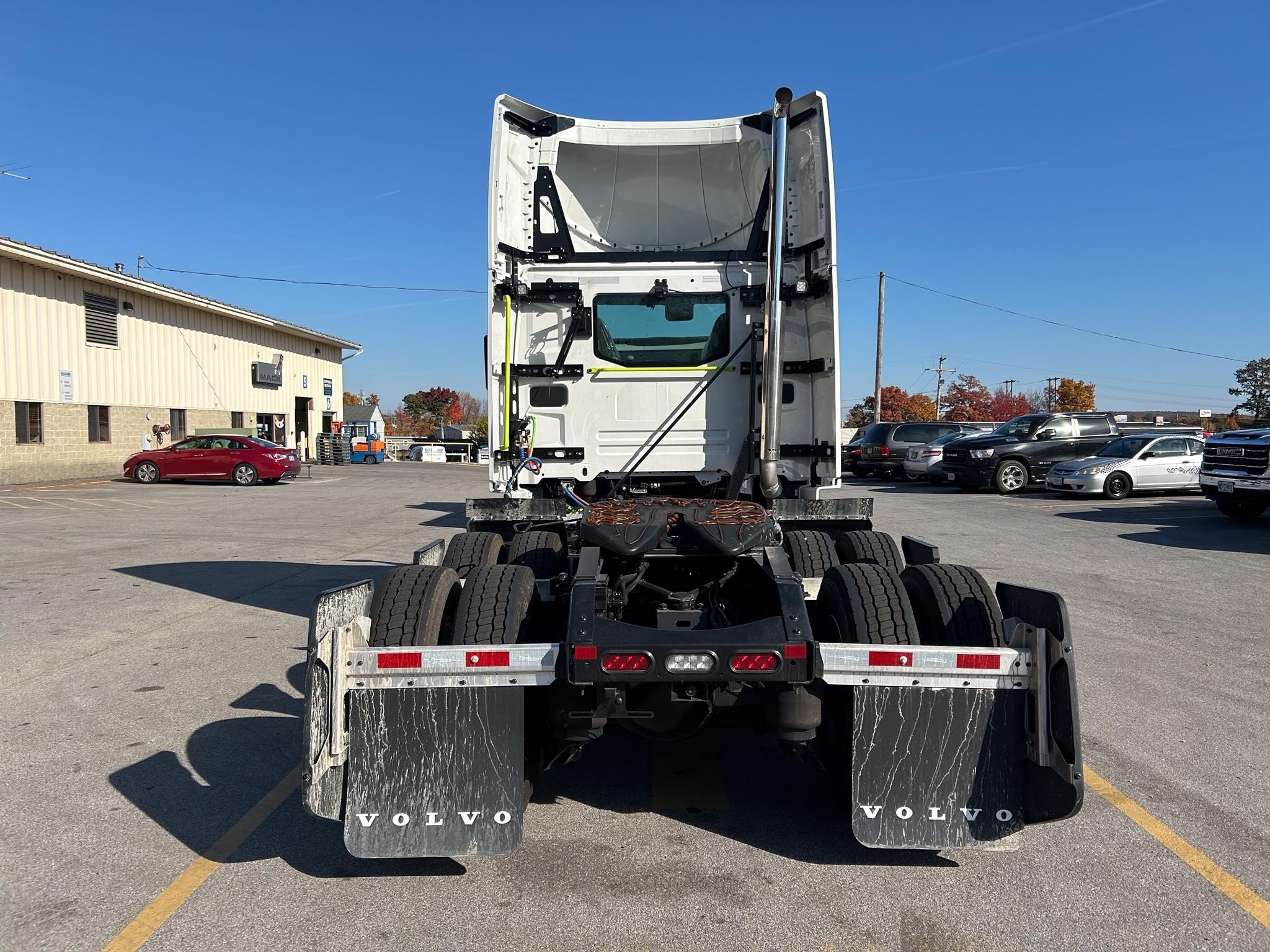 2024 VOLVO VNL64T300 - image 5 of 6