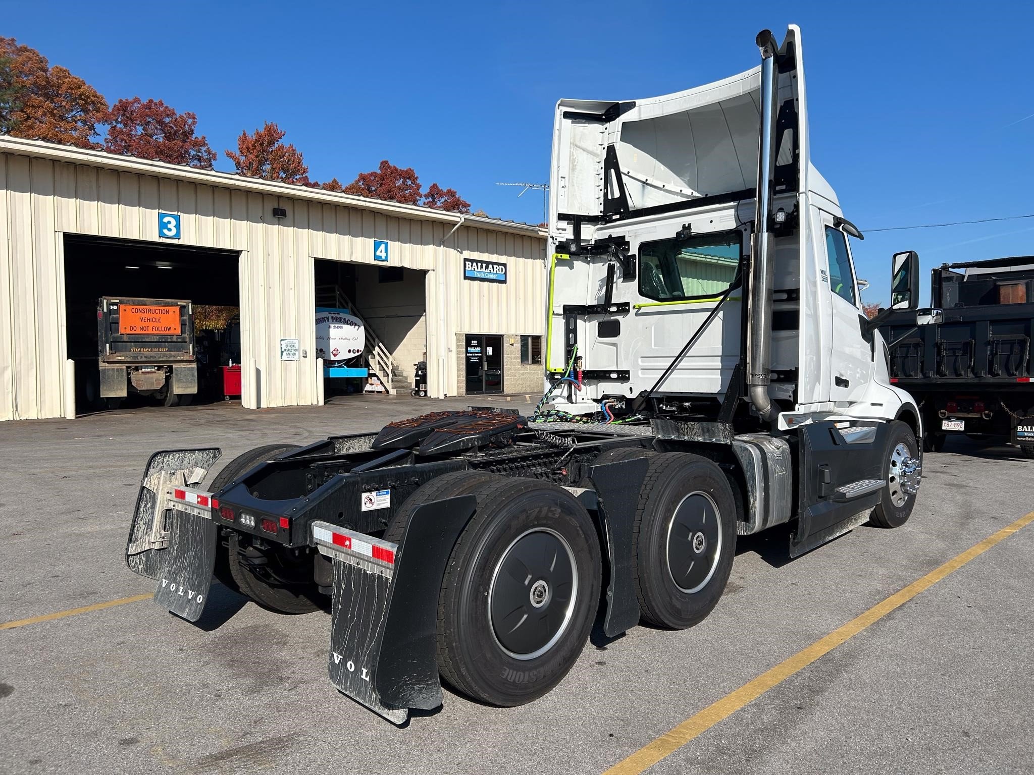 2024 VOLVO VNL64T300 - image 4 of 6