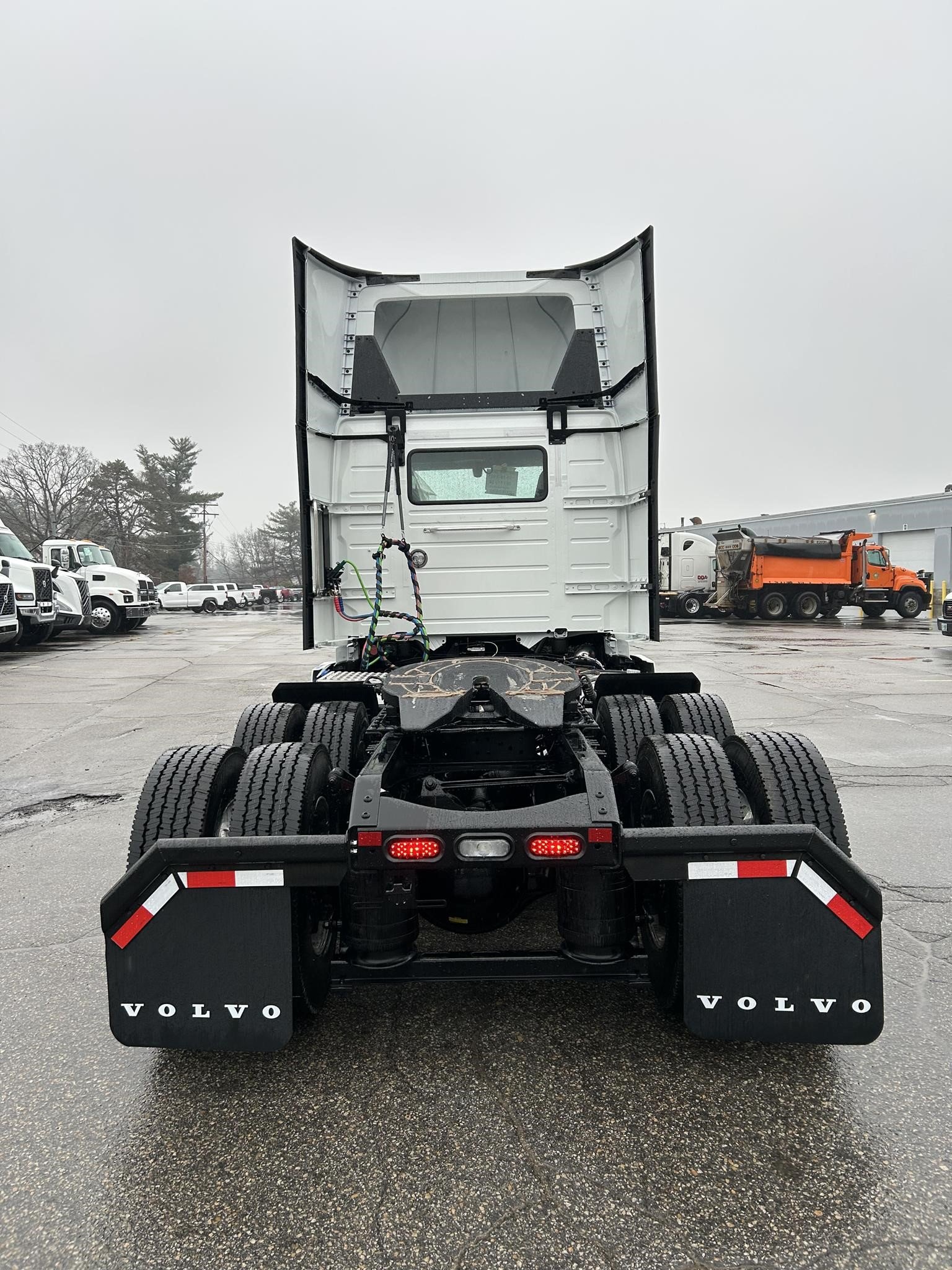 2025 VOLVO VNR64T300 - image 5 of 6