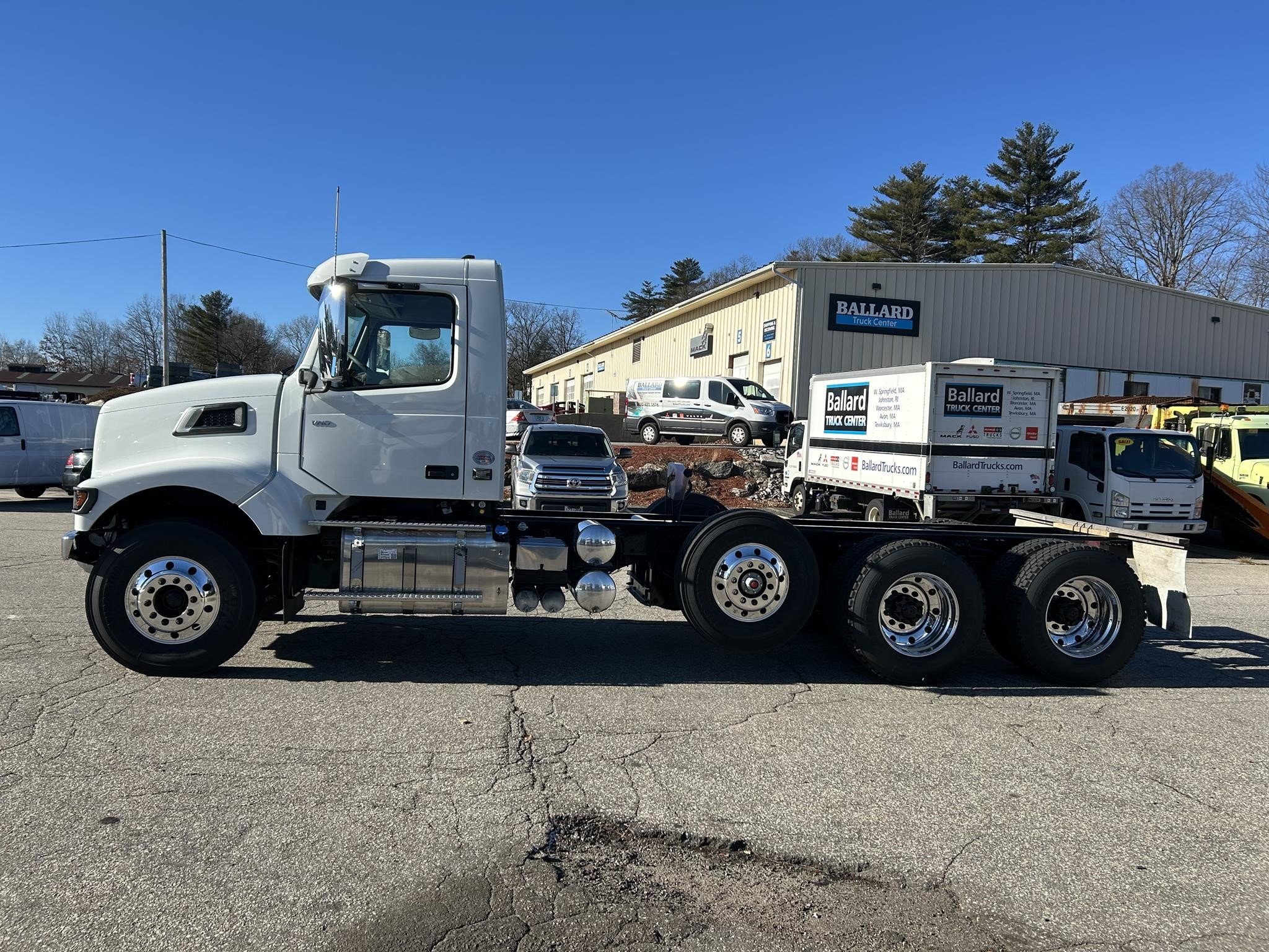 2026 VOLVO VHD84B300 - image 4 of 6