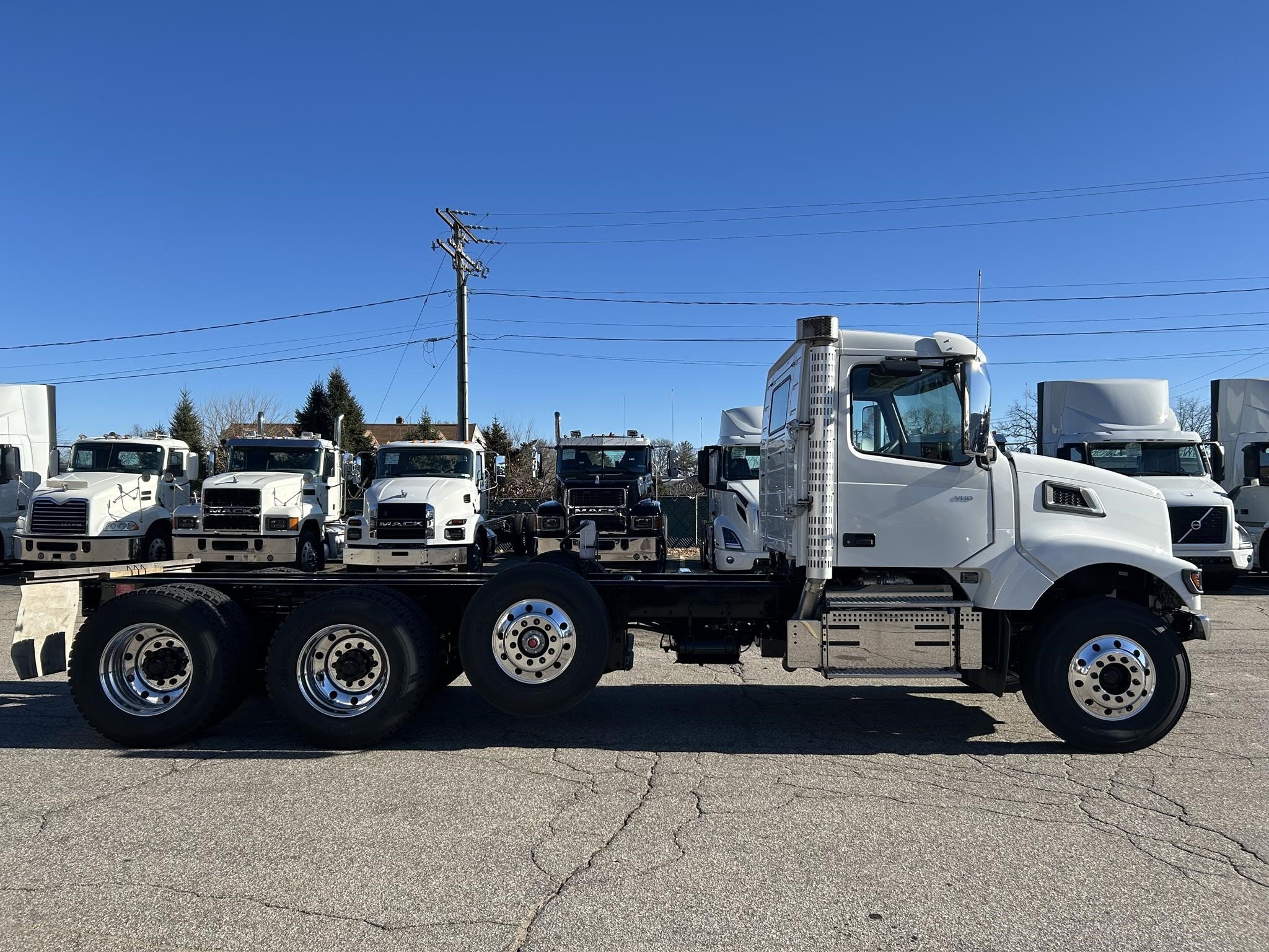 2026 VOLVO VHD84B300 - image 2 of 6