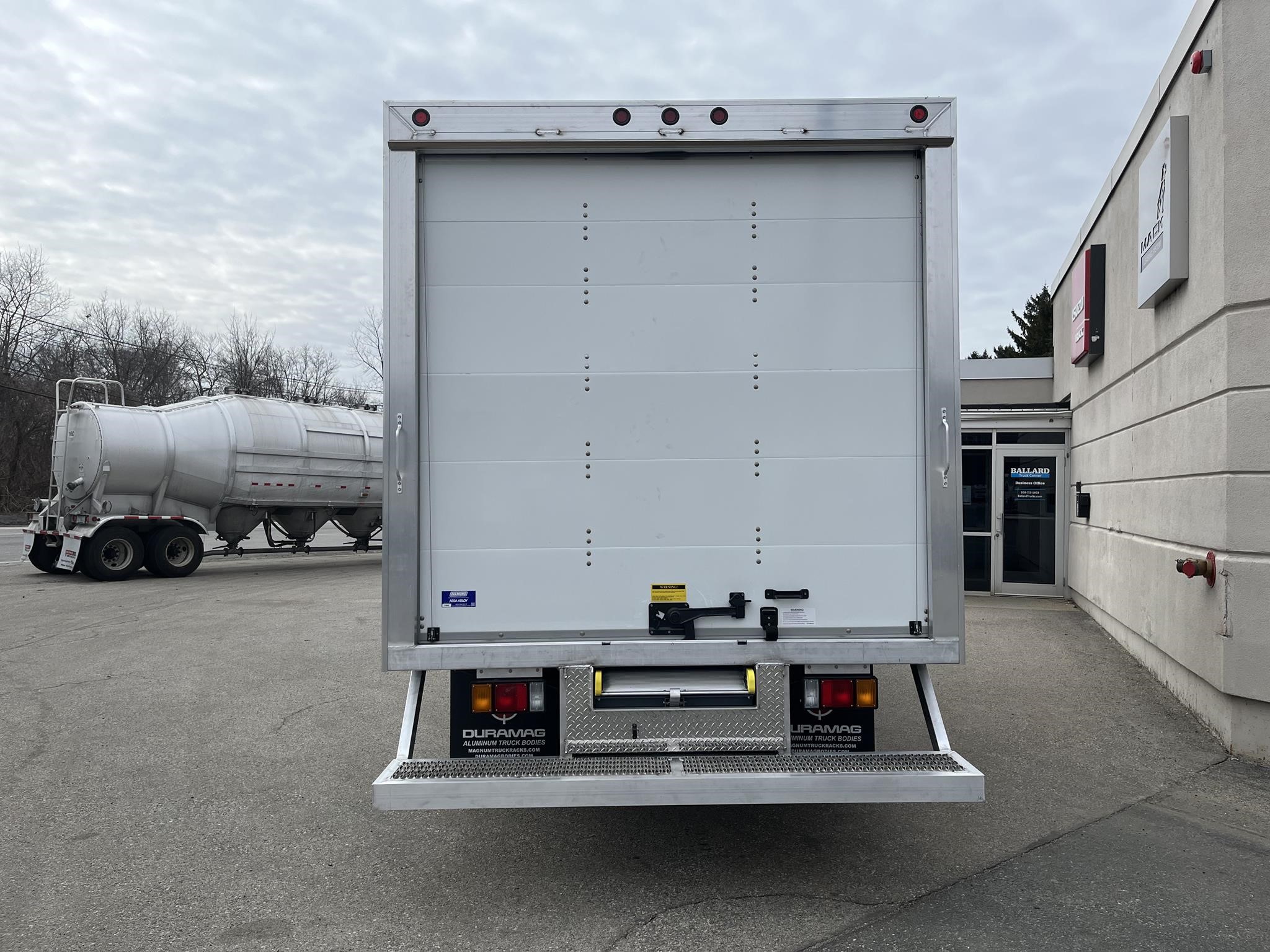 2024 ISUZU NPR HD - image 4 of 6