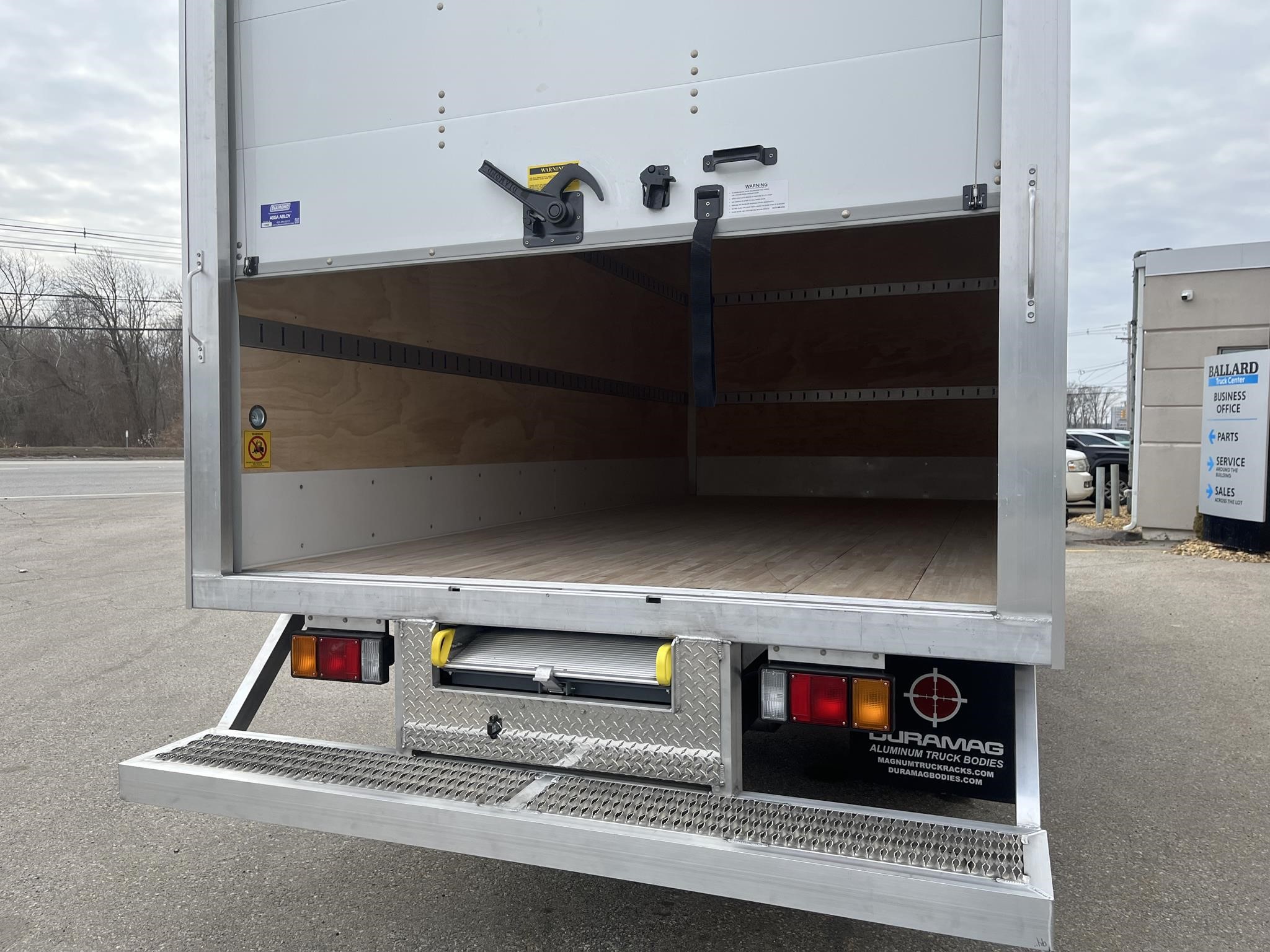 2024 ISUZU NPR HD - image 5 of 6