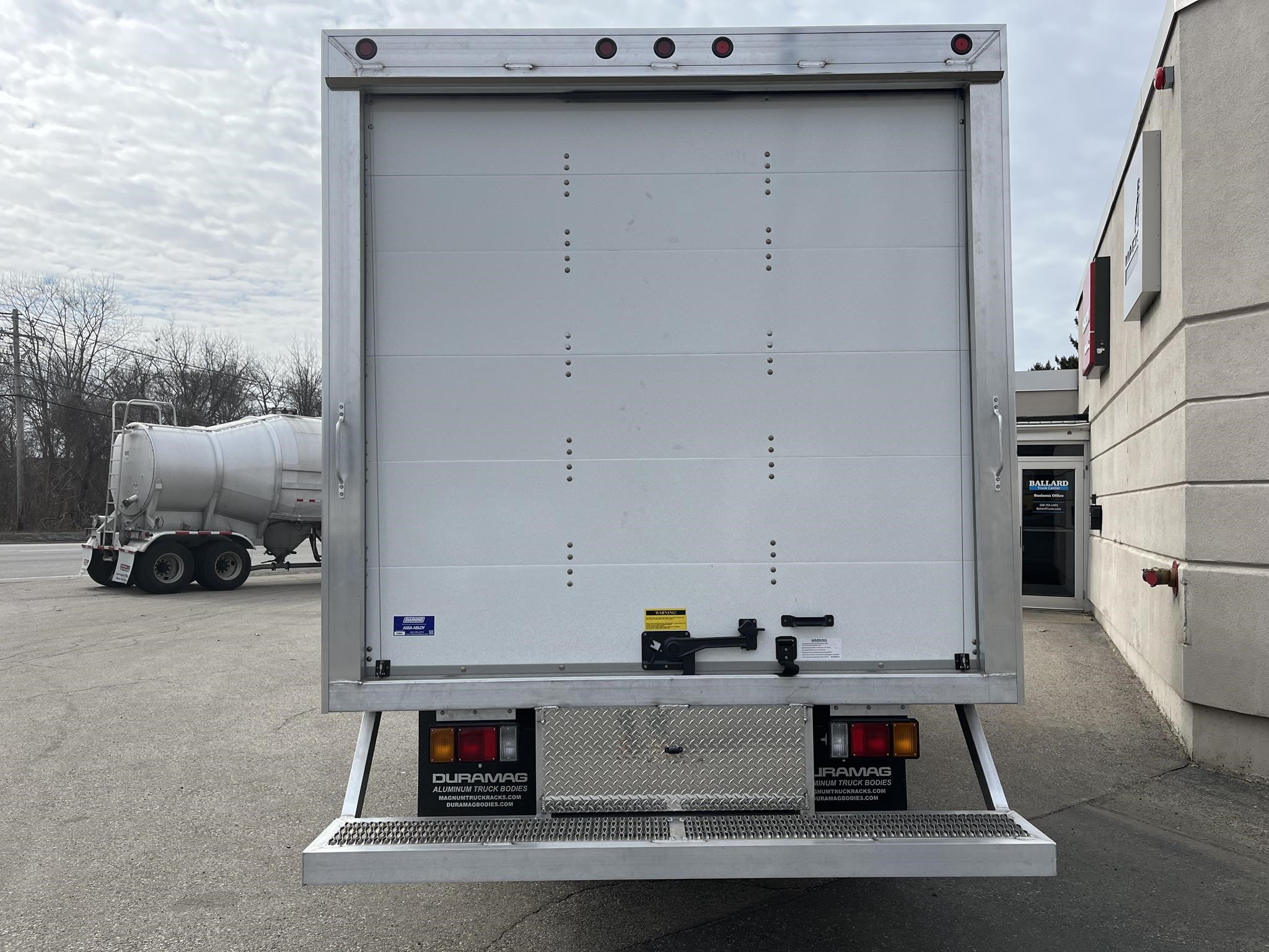 2024 ISUZU NPR HD - image 4 of 6