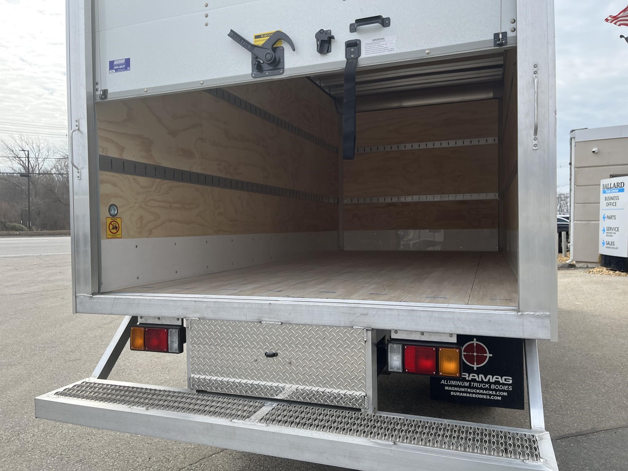 2024 ISUZU NPR HD - image 5 of 6
