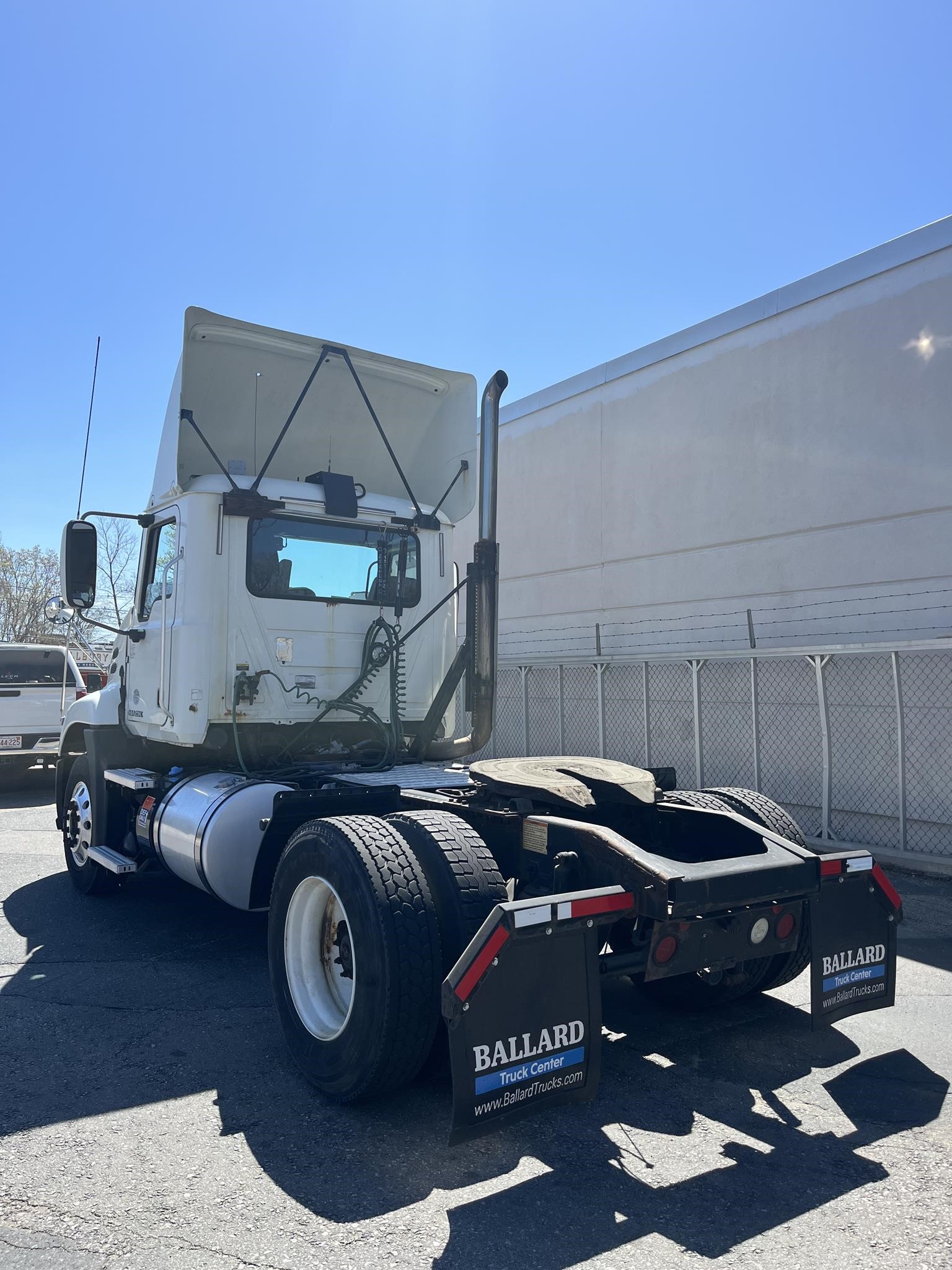 2017 MACK PINNACLE CXU612 - image 3 of 6