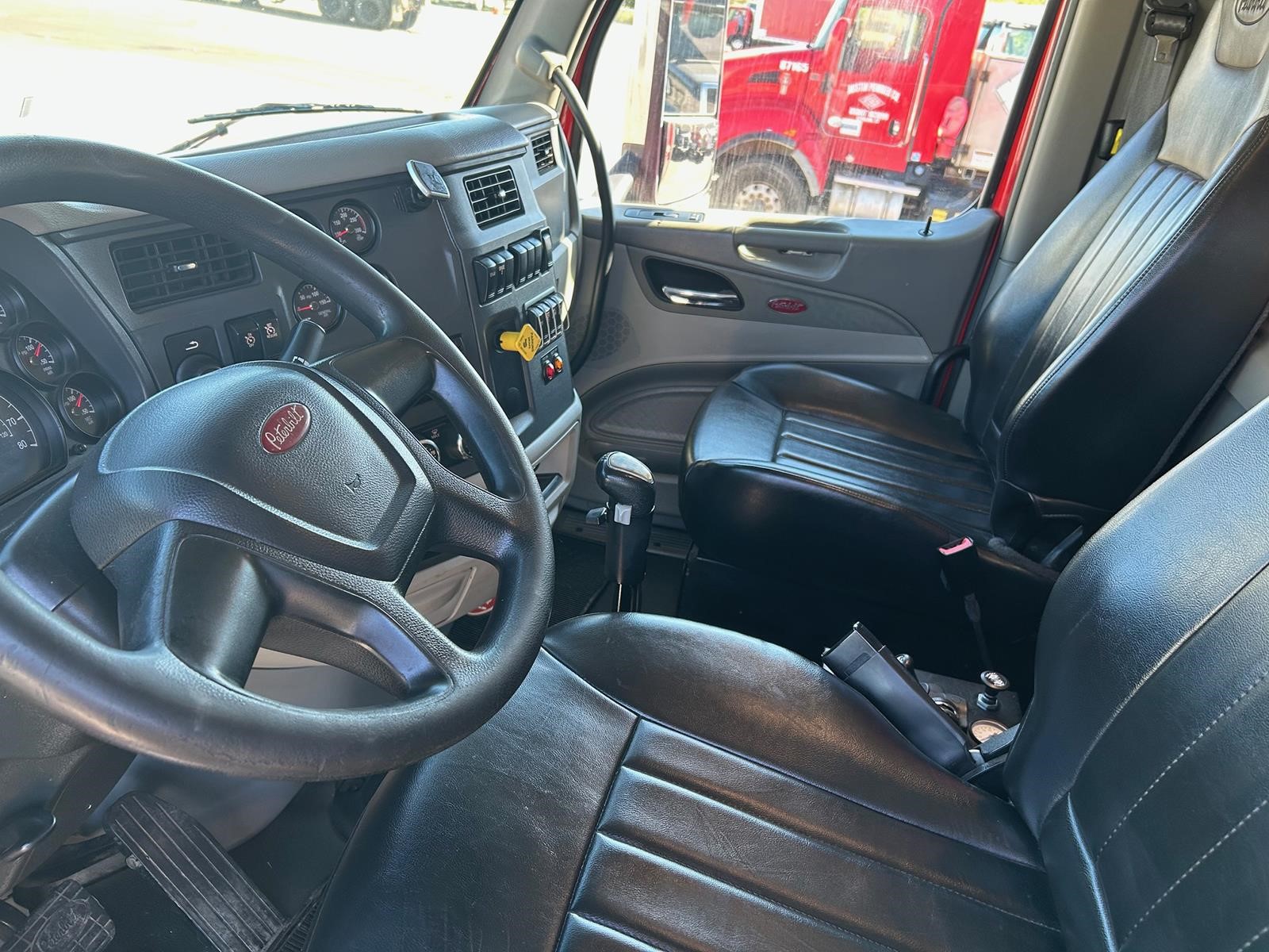 2020 PETERBILT 567 - image 3 of 6