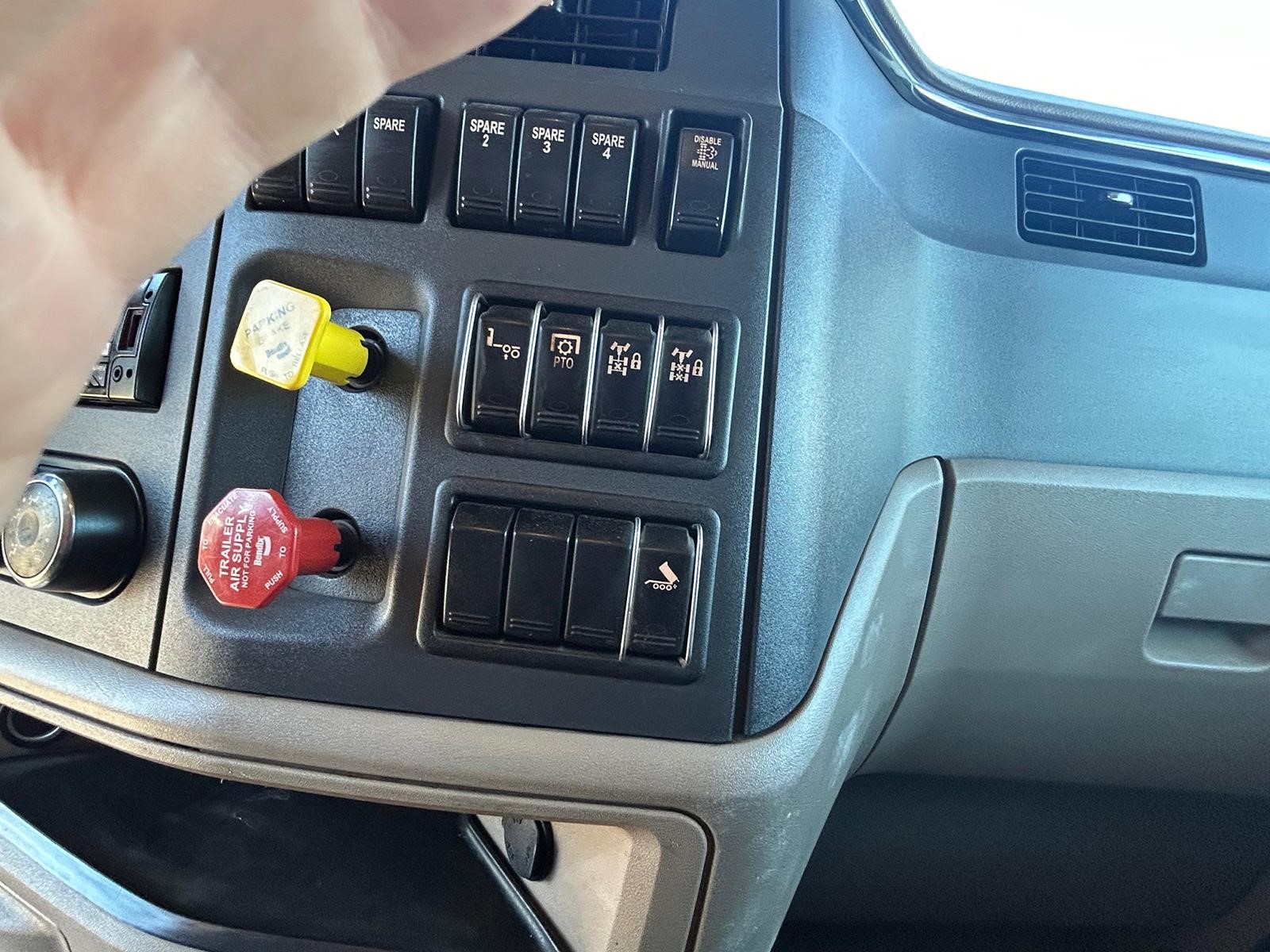 2020 PETERBILT 567 - image 4 of 6