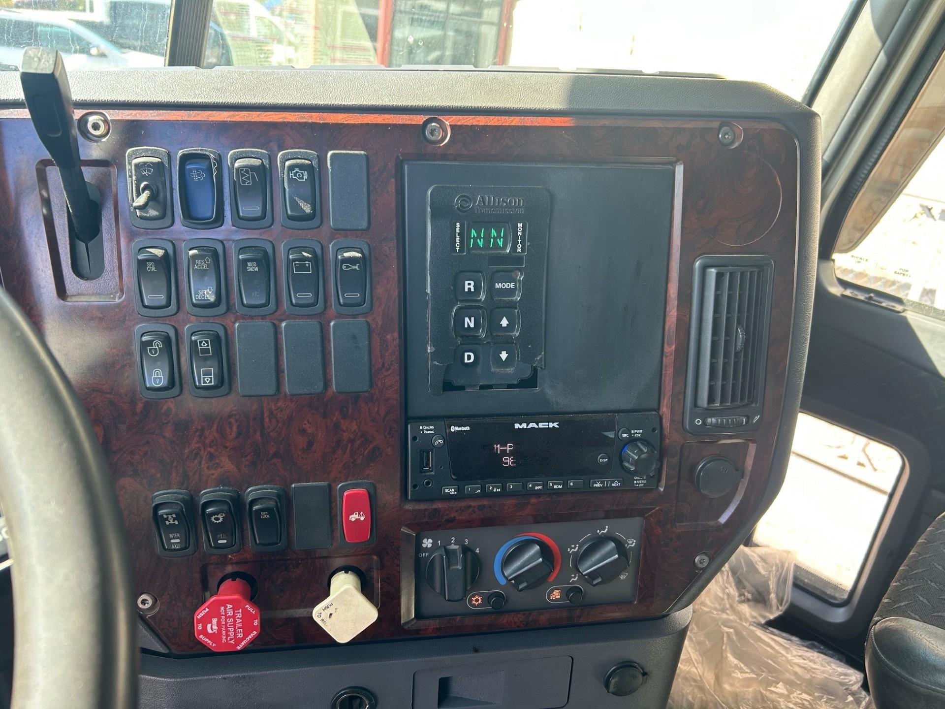 2013 MACK GRANITE GU813 - image 5 of 6