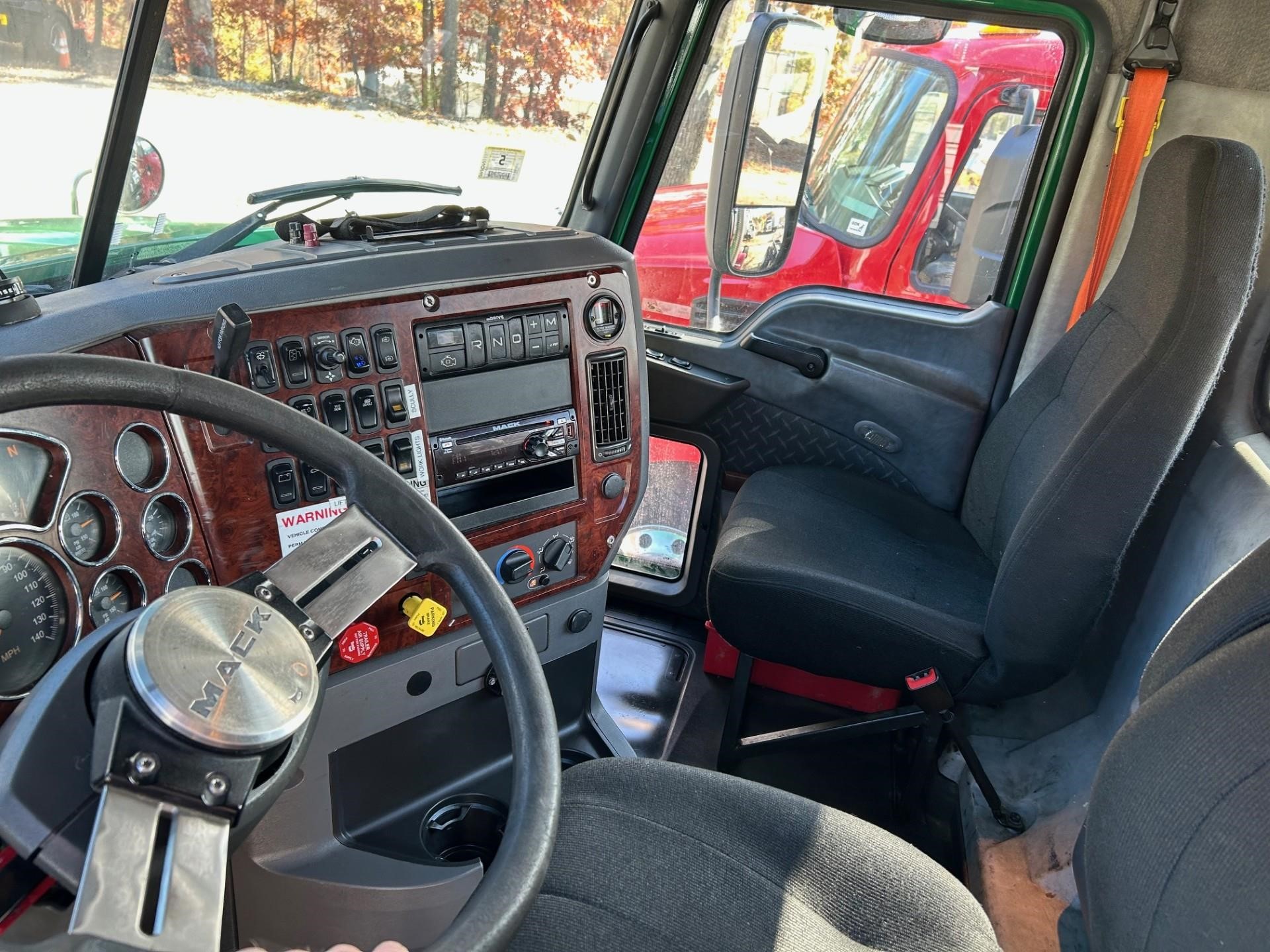 2018 MACK PINNACLE CHU613 - image 4 of 6