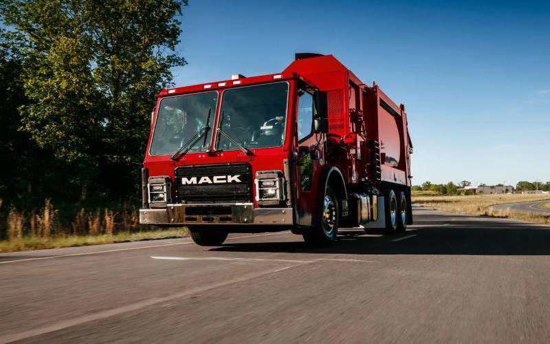 Mack LR Mack LR - image 3 of 3