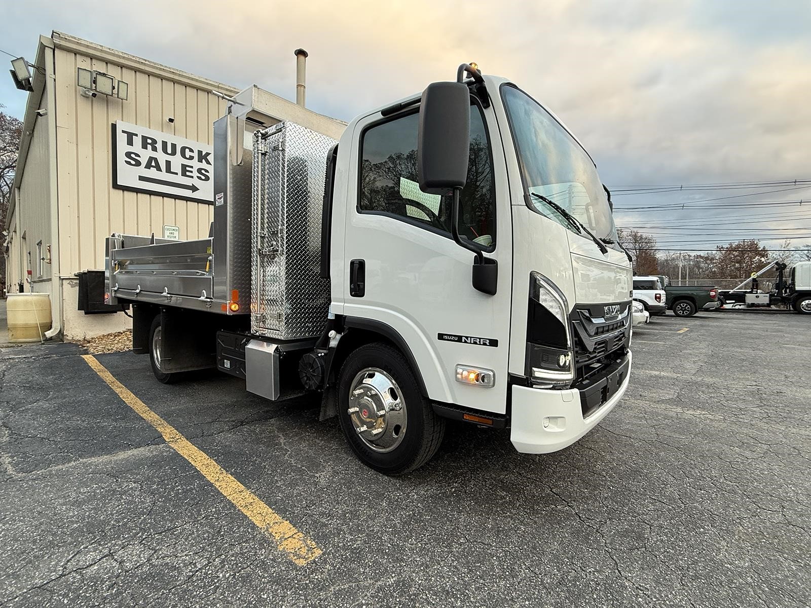 2025 ISUZU NRR - image 3 of 6