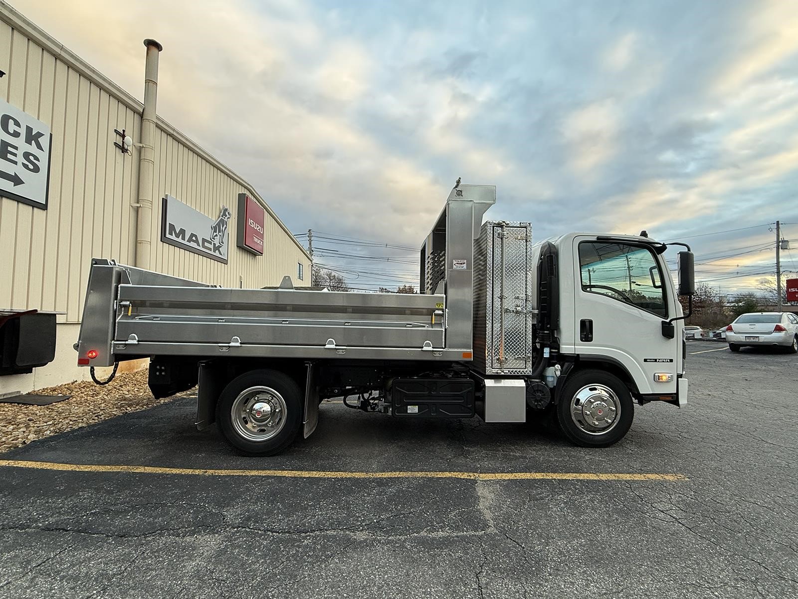 2025 ISUZU NRR - image 4 of 6