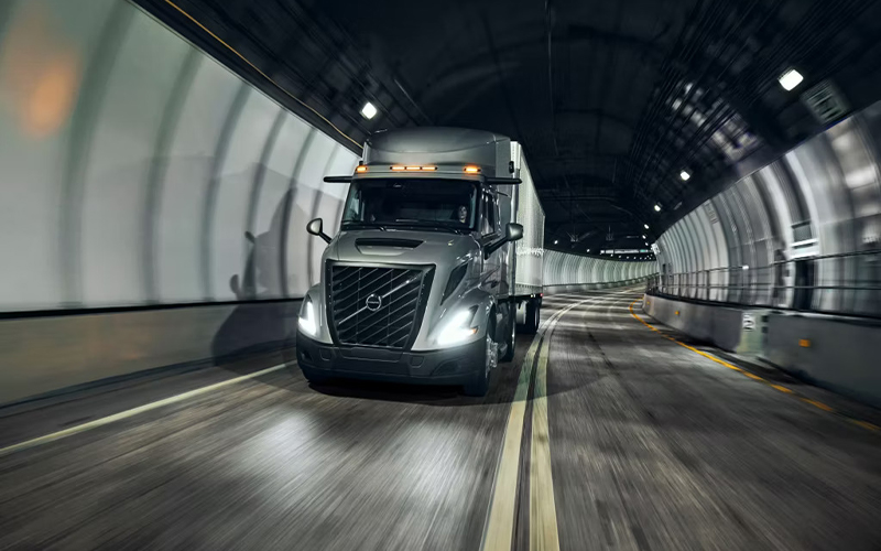 Volvo Trucks VNR 660 Volvo Trucks VNR 660 - image 3 of 4