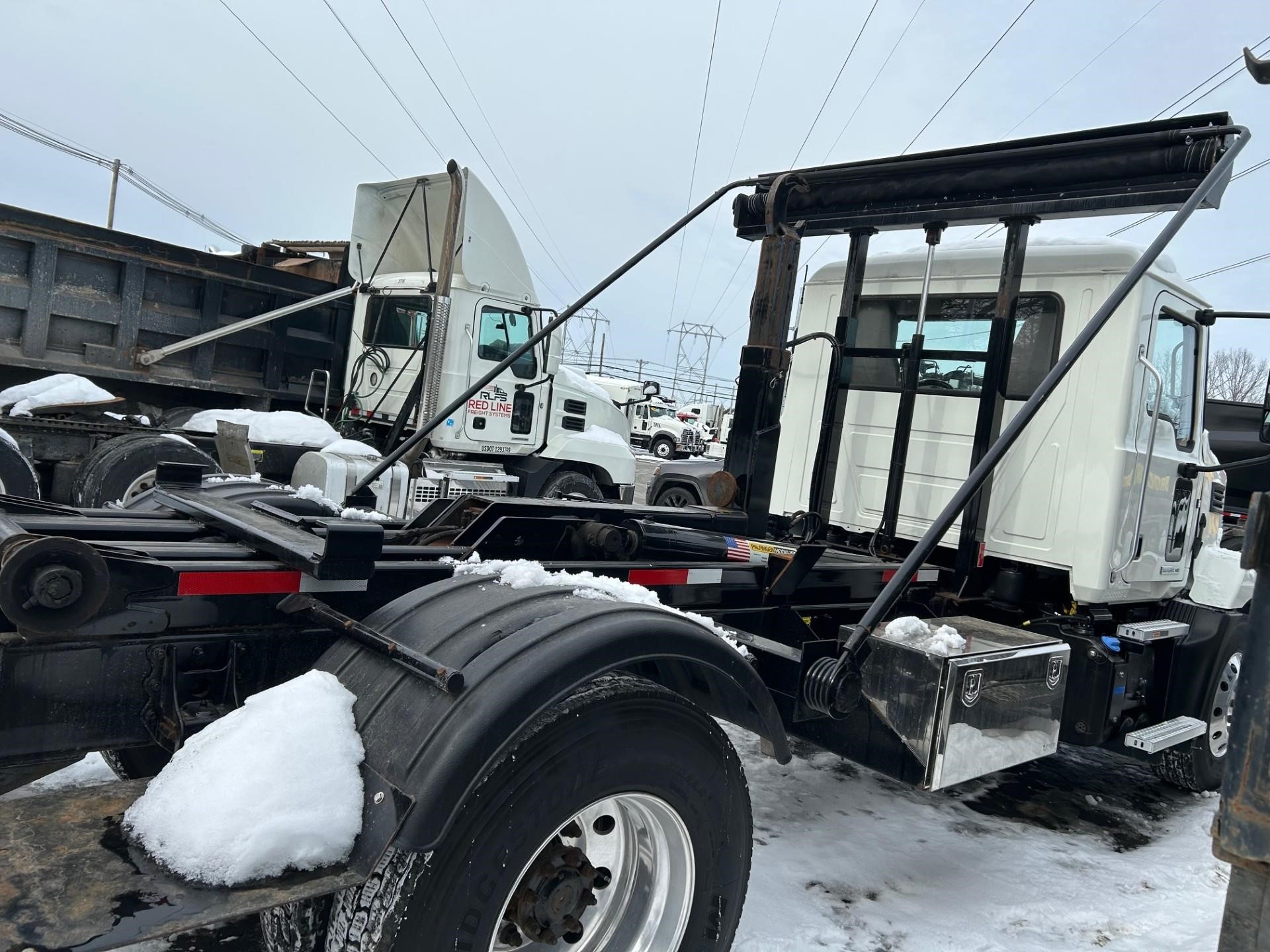 2022 MACK MD6 - image 3 of 6