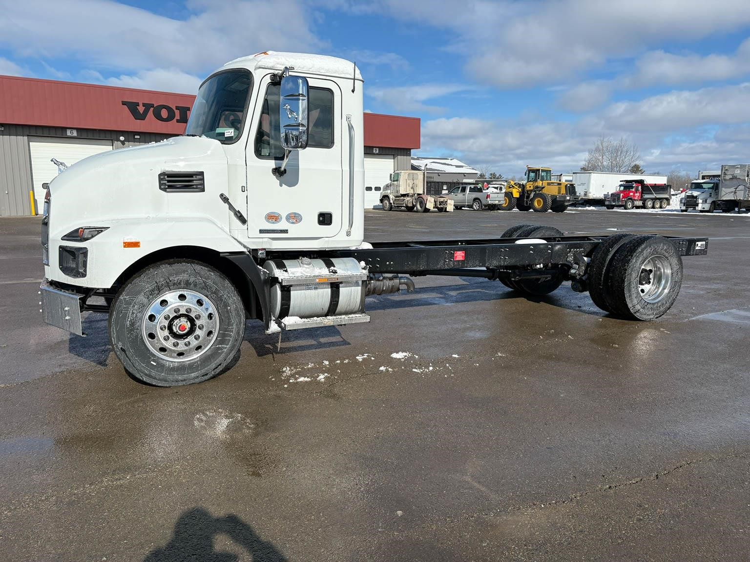 2027 MACK MD6 2027 MACK MD6 - image 1 of 6
