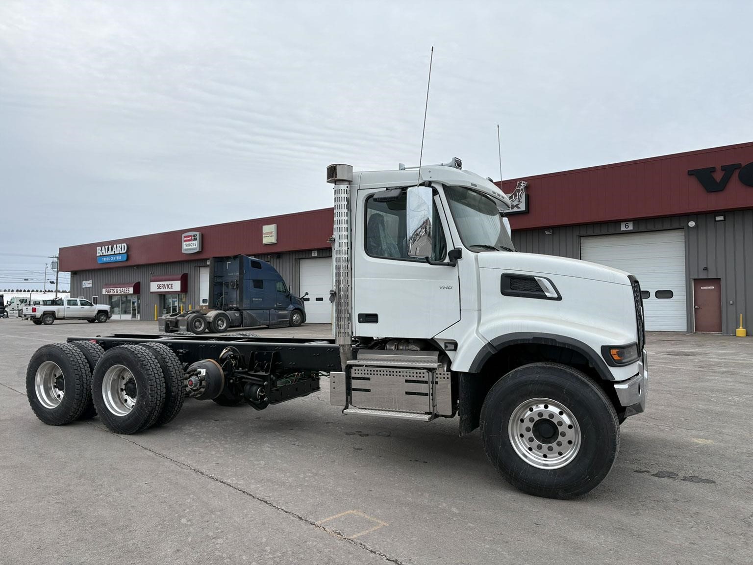 2026 VOLVO VHD64F300 2026 VOLVO VHD64F300 - image 3 of 6
