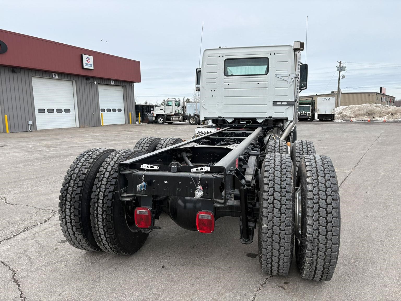 2026 VOLVO VHD64F300 2026 VOLVO VHD64F300 - image 4 of 6