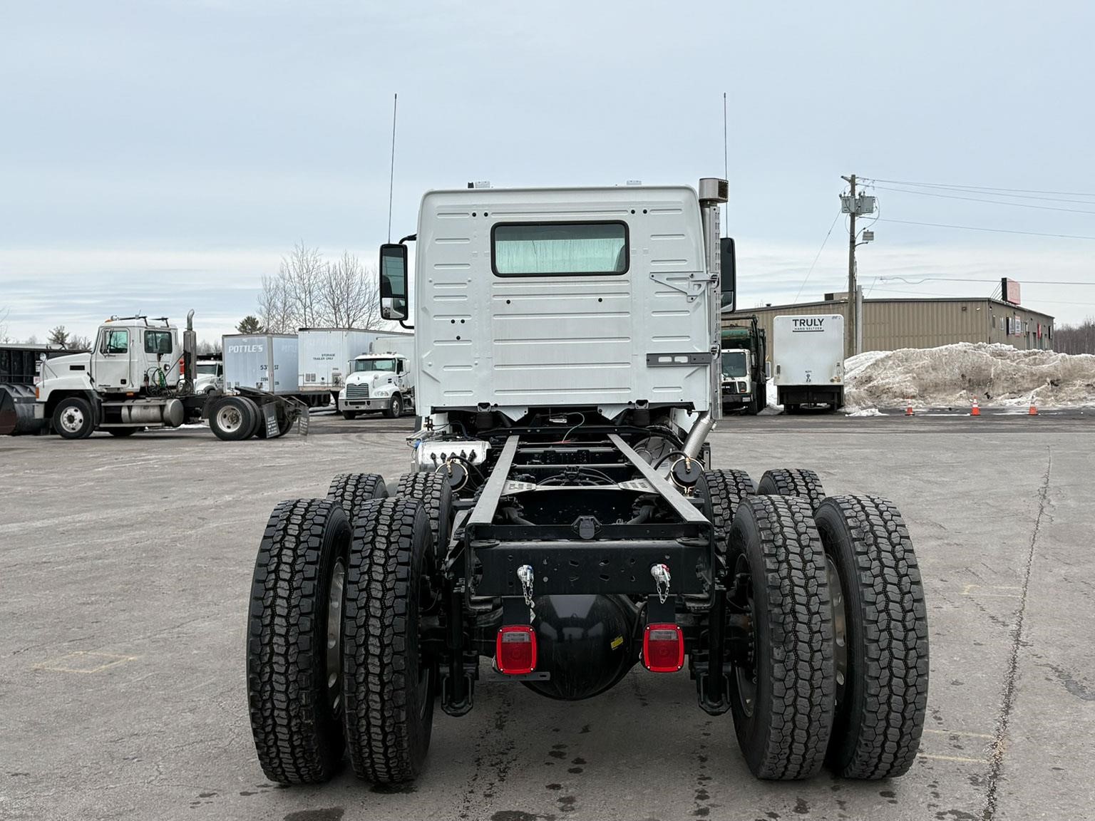 2026 VOLVO VHD64F300 2026 VOLVO VHD64F300 - image 4 of 6