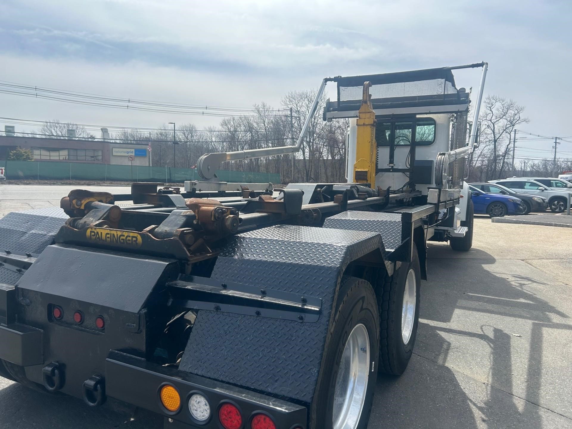 2022 PETERBILT 348 2022 PETERBILT 348 - image 2 of 6