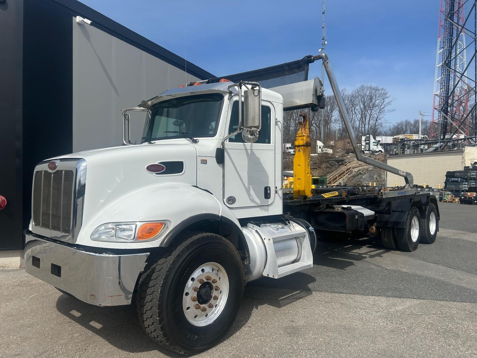 2022 PETERBILT 348 2022 PETERBILT 348 - image 1 of 6