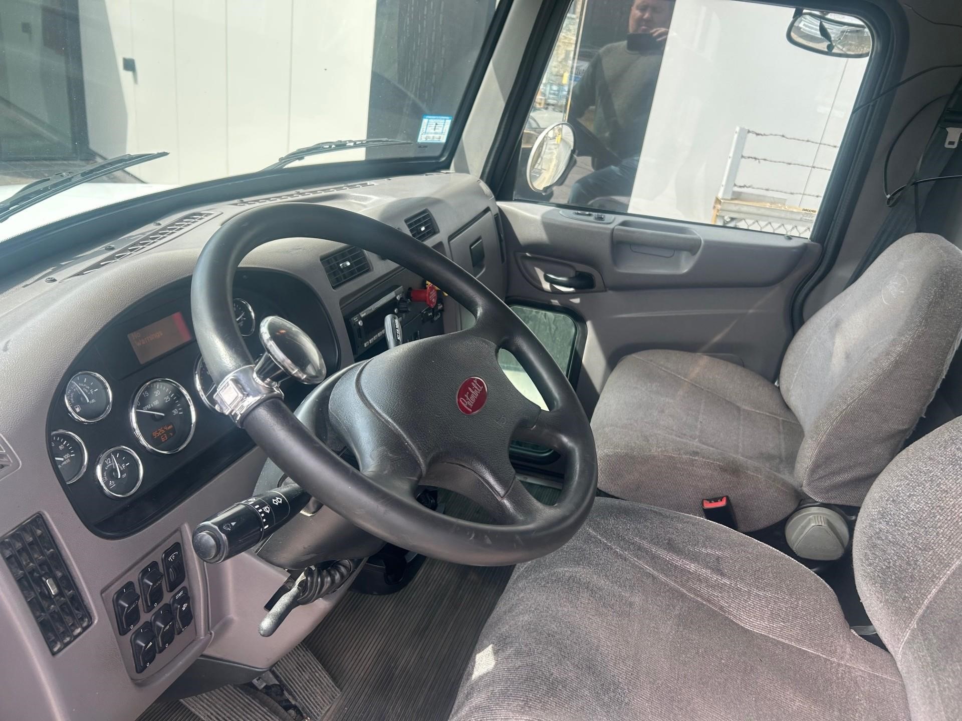 2022 PETERBILT 348 2022 PETERBILT 348 - image 4 of 6