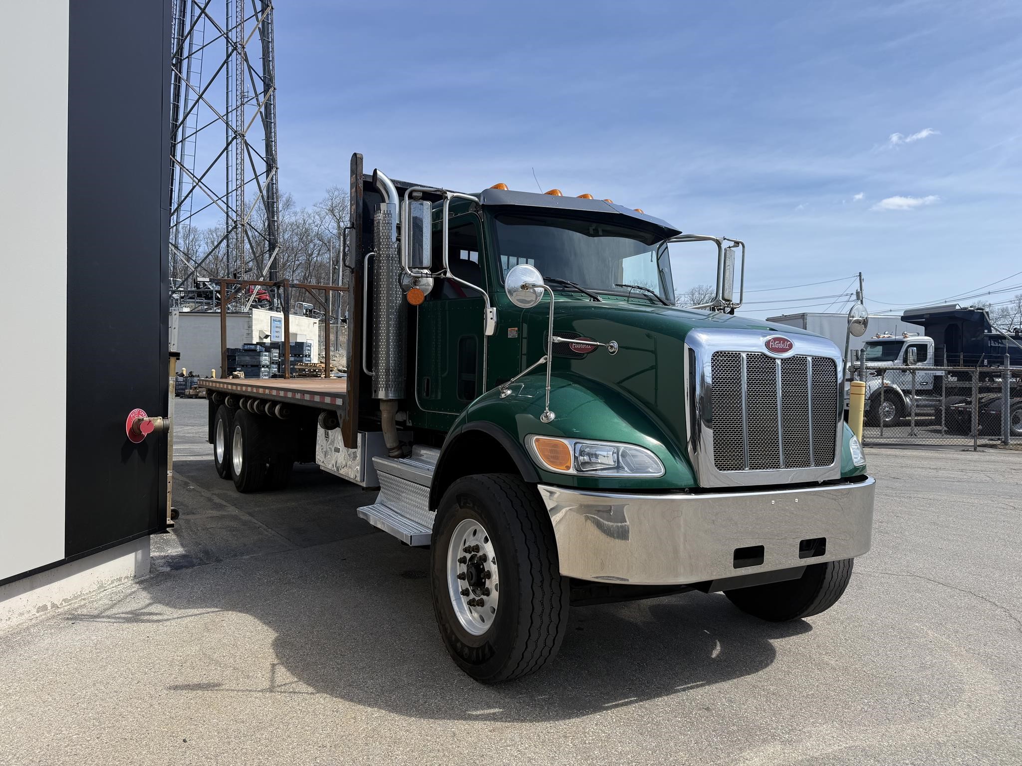 2019 PETERBILT 348 2019 PETERBILT 348 - image 2 of 6
