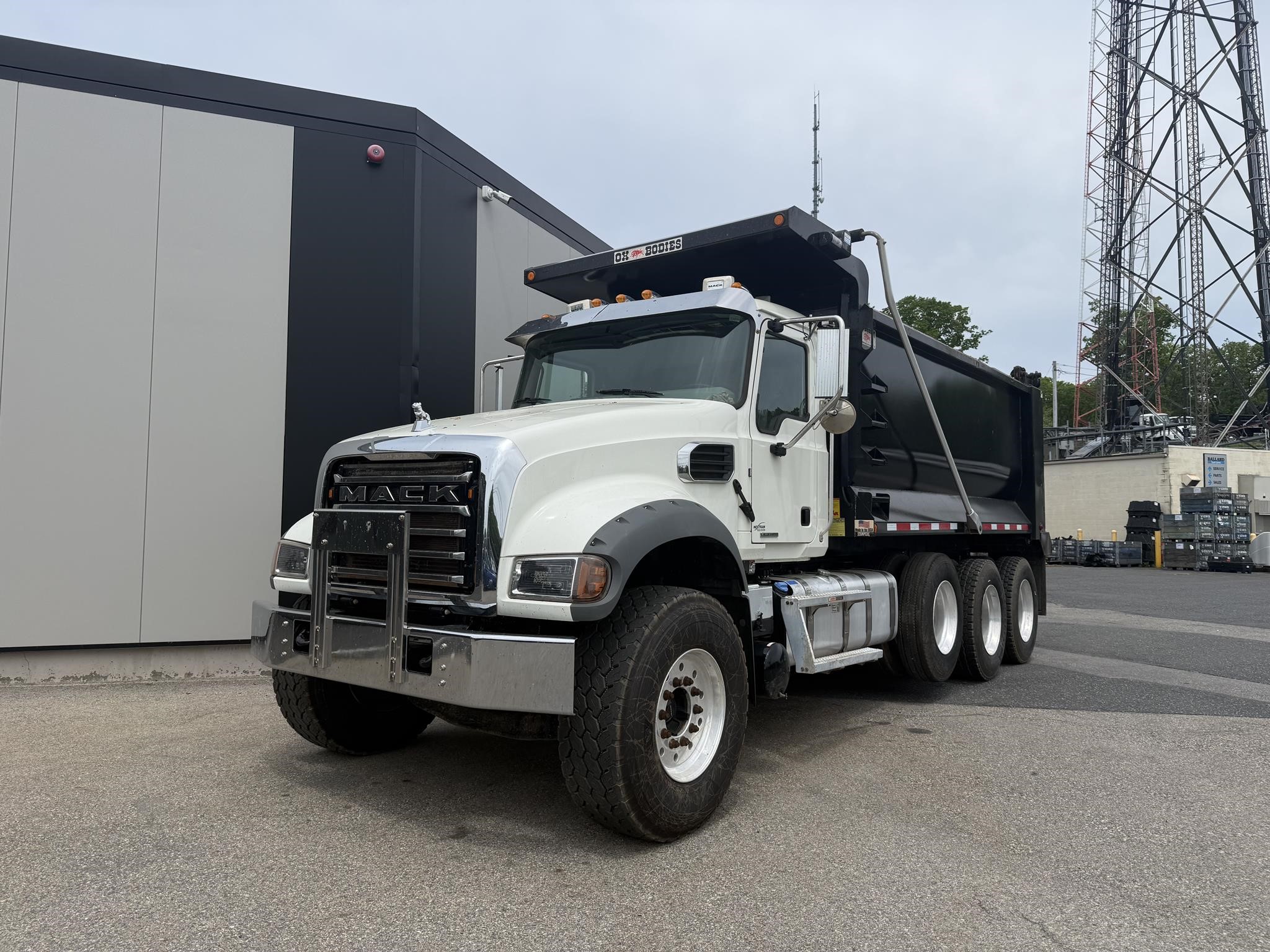 2024 MACK GRANITE 64FR 2024 MACK GRANITE 64FR - image 1 of 6