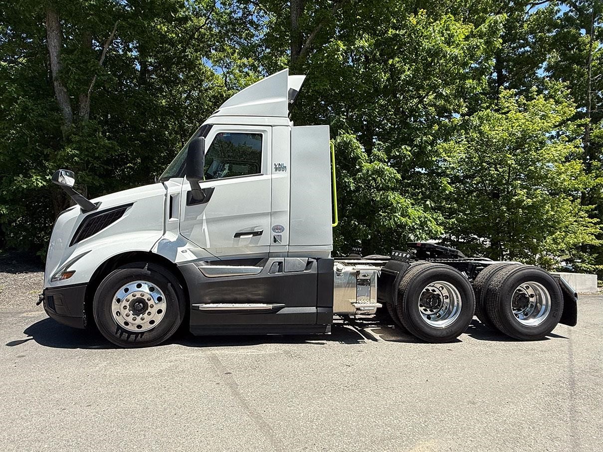2025 VOLVO VNL64T300 2025 VOLVO VNL64T300 - image 1 of 6