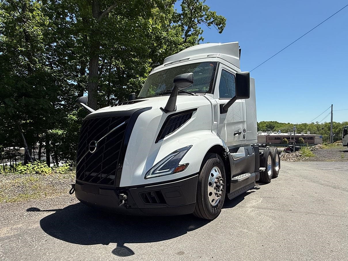2025 VOLVO VNL64T300 2025 VOLVO VNL64T300 - image 2 of 6