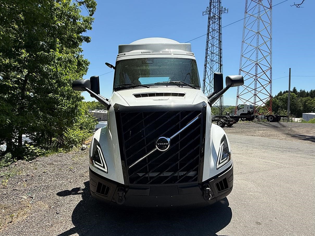 2025 VOLVO VNL64T300 2025 VOLVO VNL64T300 - image 3 of 6