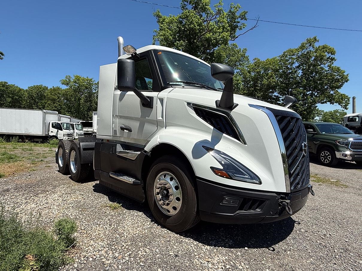 2025 VOLVO VNL64T300 2025 VOLVO VNL64T300 - image 3 of 6