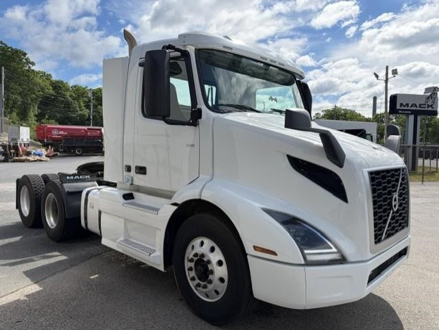 2020 VOLVO VNR64T300 2020 VOLVO VNR64T300 - image 2 of 6