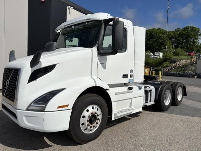 2020 VOLVO VNR64T300 2020 VOLVO VNR64T300 - image 1 of 6