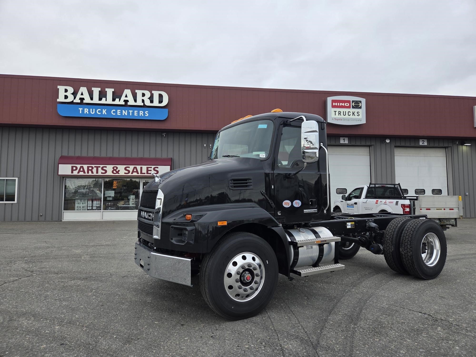 2027 MACK MD7 2027 MACK MD7 - image 2 of 6