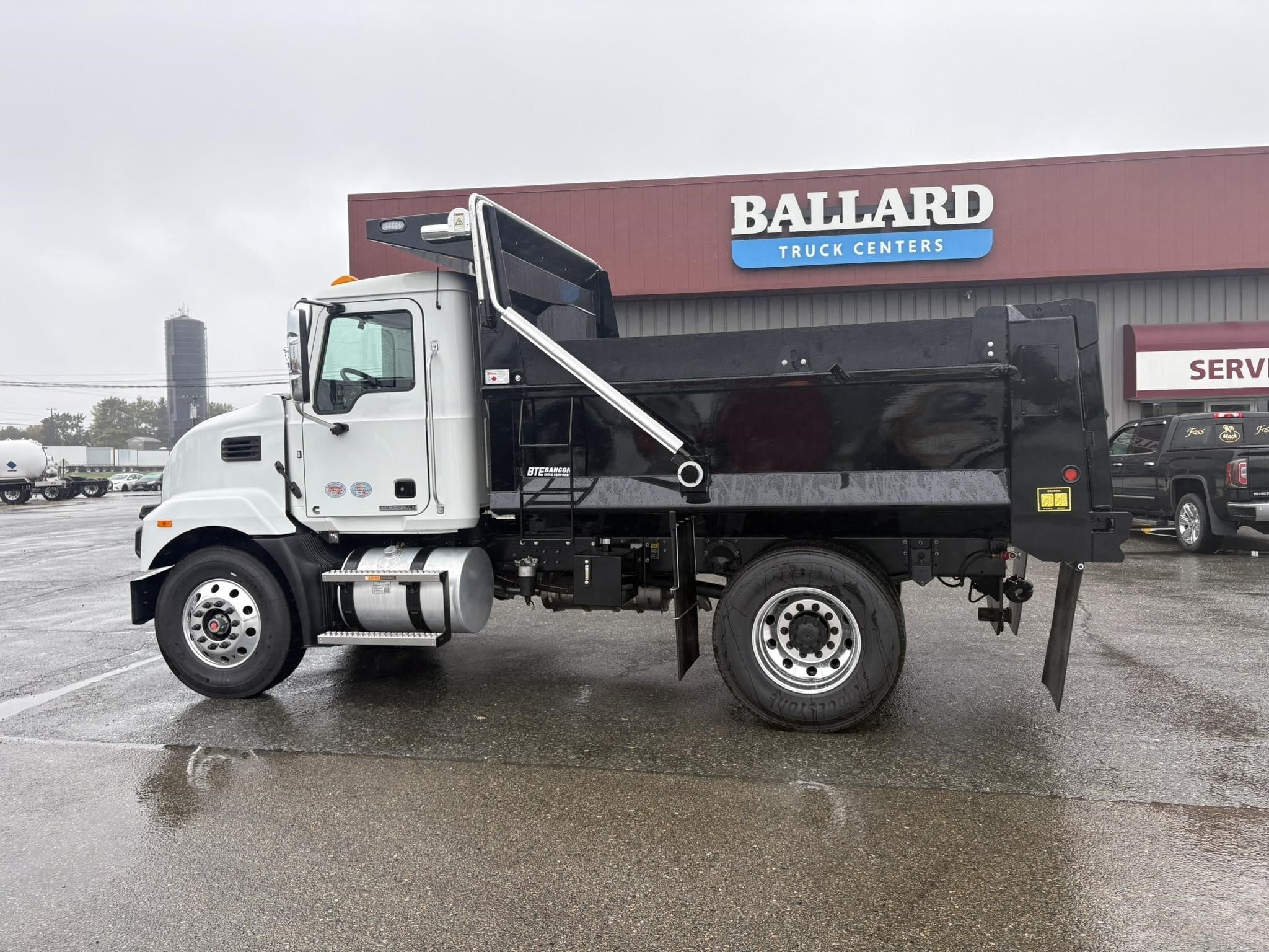 2027 MACK MD7 2027 MACK MD7 - image 3 of 6